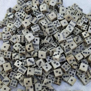 Juego de Dados de Hueso Ecológicos Pulidos a Mano para Juegos Clásicos y Coleccionistas, Ludo y Otros Clásicos Favoritos - Product Image 1