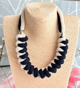 Collar de Tela con Colgante de Resina de Alta Calidad, Joyería Moderna para Mujer a Precio Accesible - Product Image 4