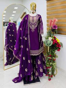 Ensemble Salwar Kameez brodé violet, tenue indienne pakistanaise moderne pour mariage, remise de diplôme, Diwali, pour femmes, matière Jimmy Cho - Product Image 1