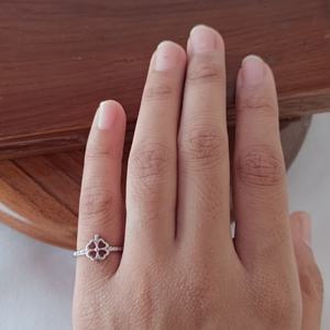 Anillo de Eternidad con Trébol de Cuatro Hojas Revalia para Mujer, Minimalista, Elegante, Regalo para Fiesta - Product Image 3