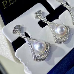 Boucles d'oreilles pendantes fines de conception rétro française faites à la main pour femmes, perles en or naturel de haute qualité avec incrustation de zircon, vente en gros - Product Image 2