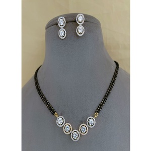 Ensemble élégant de mangalsutra plaqué or avec pendentif et boucles d'oreilles assorties, parfait pour les mariages, le port quotidien, style tendance - Product Image 2