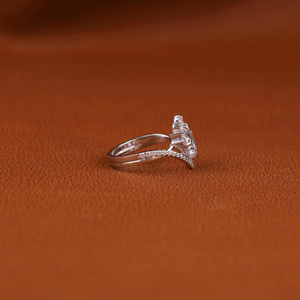 Anillo de Compromiso de Oro Blanco de 14K con Halo Redondo de Moissanita VVS1 Color D, Anillo Nupcial con Corona Floral para Mujer - Product Image 3