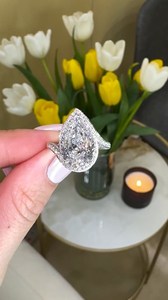 Anillo de Compromiso con Diamante Cultivado en Laboratorio, Corte Pera, 5 CT |   Anillo de Boda Chapado en Oro de 18K con Diamantes Certificados por IGI |   Elegante Vestido de Novia - Product Image 3