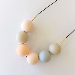 Collier en perles de bois et résine faites à la main, inspiré des tendances, pour un style moderne et décontracté, bijoux artisanaux, assortiments de perles - Product Image 3