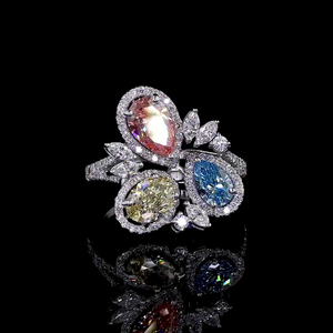 Anillo Floral con Halo de Diamantes Cultivados en Laboratorio, Corte Pera, Tricolor - Product Image 1