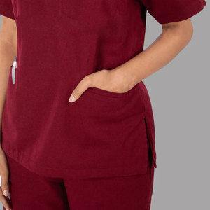 Ensemble de blouses médicales unisexes bordeaux à col en V et manches courtes, pantalon d'uniforme, tenue d'hôpital en tissu rayonne tissé, logo personnalisé - Product Image 6