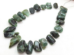 Cuentas de Esmeralda Natural en Forma de Briolette, Hilo de 8 Pulgadas, 20-15 mm de Largo, Aproximadamente Pulidas y Crudas - Product Image 3