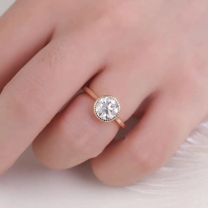 Anillo de compromiso solitario con diamante de laboratorio redondo de 2 quilates, engaste milgrain, vástago cónico, en oro de 14K, color DEF, claridad VS-VVS, anillo de promesa - Product Image 2