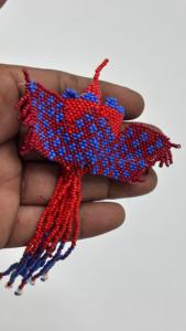 Adorno de colibrí hecho a mano con cuentas de vidrio, colores vibrantes y elaborado trabajo de abalorios para decoración y regalos. - Product Image 4