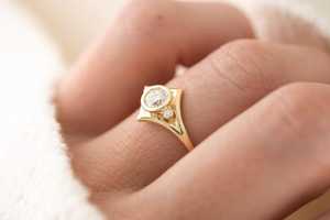 Bague de qualité supérieure en or massif 18 carats, sertie de trois diamants de laboratoire taillés, à trois branches, avec sertissage clos, certifiée IGI, par CREATIVE CRAFT Lab. - Product Image 2