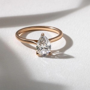 แหวนเพชรทรงหยดน้ำ 1.90 กะรัต รูปทรงลูกแพร์ เพชรเลี้ยงในห้องปฏิบัติการ ทองคำขาว 14K แหวนหมั้นแบบวงแหวนโค้ง แหวนสัญญา แหวนแต่งงานสำหรับผู้หญิง - Product Image 1