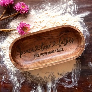 Élégant bol de service personnalisé en bois d'acacia « Peace Love Lattes », plat ovale artisanal pour pain, fruits et collations, décoration rustique pour la maison, cadeau - Product Image 2