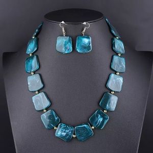 Collar de Resina Artístico con Belleza Atemporal, Collar de Resina Transparente Hecho a Mano para Mujer, Inspirado en la Naturaleza, Hermoso Bolígrafo de Resina - Product Image 1