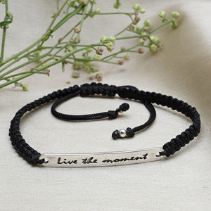 Pulsera Ajustable de Cordón Negro con Barra 'Live the Moment', Cordón de Protección, Pulsera Fina Ajustable, Regalo Moderno, Joyería de Mano - Product Image 2