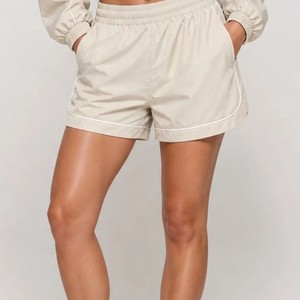 Conjunto deportivo de 2 piezas beige para mujer con logotipo personalizado, chaqueta con cremallera y pantalones cortos, conjunto transpirable de poliéster para entrenamiento de primavera/verano - Product Image 3