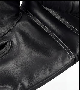 นวมชกมวยหนังแท้สีดำคลาสสิก สายรัดข้อมือสีแดง สำหรับฝึกซ้อมและต่อยมวยไทย - Product Image 4