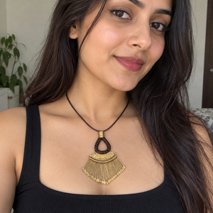 Collier pendentif éventail doré en alliage, fait main, avec cordon en cuir tressé, style bohème vintage, bijou statement pour femme - Product Image 1