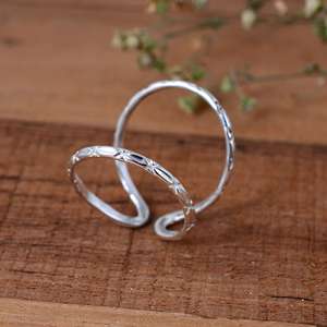 แหวนเงินรูปตัววีปรับขนาดได้ ดีไซน์หรูหราแกะสลักลายดอกไม้ วงแหวนสามชั้น ช่วยพยุงนิ้วมือ SHYAM JEWELRS สำหรับทุกเพศ เหมาะสำหรับงานแต่งงานและงานปาร์ตี้ - Product Image 3