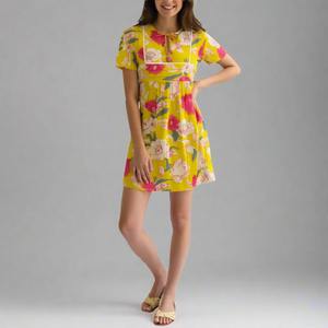 Robe mini plissée en coton jaune de qualité supérieure pour femme, idéale pour l'été, les fêtes et la plage, disponible à la vente - Product Image 1