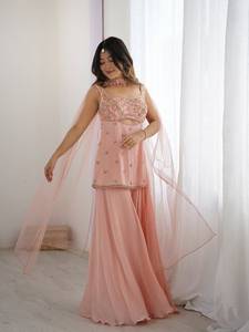 ชุดซัลวาร์ผ้าชีฟองสีชมพูปักลายซารี คุนดัน พร้อมผ้าคลุมไหล่สำหรับงานแต่งงานสำหรับผู้หญิง - Product Image 1