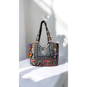 Bolso étnico bordado a mano con un medallón central de espejo con diseño de shisha, incrustaciones auténticas de conchas de cauri y colores vibrantes. - Product Image 2