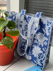 Sac fourre-tout matelassé en coton imprimé toile rouge fait main, motif animalier vintage, grand sac de shopping en textile à porter à l'épaule - Product Image 4