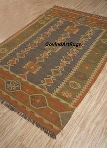 Tapis artisanal Kilim géométrique en laine et acrylique, écologique, tufté à la main, pour salon, rectangulaire, à poils moyens, par Krafterscustom - Product Image 5