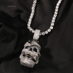 Colgante de Calavera con Serpiente – Joyería Gótica, Calavera Oscura con Serpiente Negra de Moissanita en Plata de Ley 925 - Product Image 2