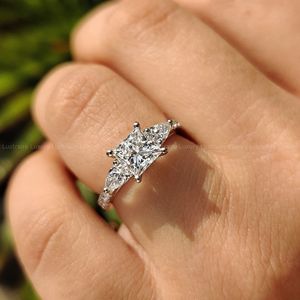 Bague classique en or blanc avec diamant taille princesse, deux pierres latérales en forme de poire et détails pavés ronds - Product Image 3