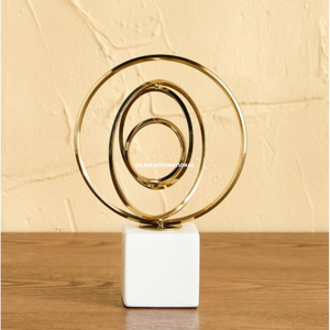 Escultura de anillos entrelazados de metal fundido dorado, figura de bucles superpuestos orgánicos para decoración de sala de estar u oficina. - Product Image 5