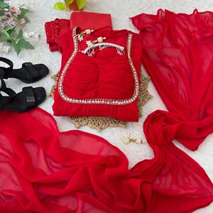 Robe longue en georgette de renard, fabriquée en Inde, élégante, avec dupatta et pantalon, collection de vêtements de soirée à broderies lourdes, en vente. - Product Image 1