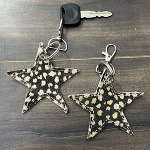 พวงกุญแจรูปดาวพองๆ สไตล์คาวบอย หนังวัวแท้เคลือบเมทัลลิก น่ารัก ใช้เป็นพวงกุญแจหรือของตกแต่งกระเป๋า ของขวัญสุดเทรนดี้ ปี 2025 จาก Western Wholesale - Product Image 4