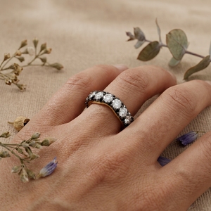 Bague d'anniversaire demi-éternité empilable en or jaune 14K avec 5 diamants de laboratoire et sertissage en rhodium noir - Product Image 1