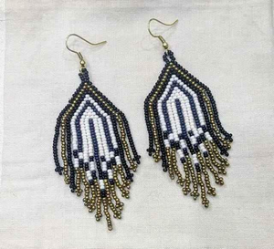 Pendientes con perlas bordadas en forma de corazón con material de cuentas para fiestas y verano para mujeres por MD HANDICRAFTS. - Product Image 4