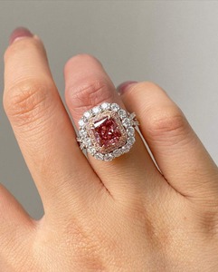 Bague de luxe en or blanc 18 carats avec diamant de laboratoire rose-orange taille radiant de 2,13 carats et diamants blancs DEF sur les côtés, cadeau de fiançailles - Product Image 2