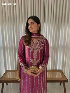 Crêpe de soie de haute qualité avec broderie multi-aiguilles et travail de sequins, ensemble complet (haut, pantalon, dupatta) à manches longues – Achats en ligne Inde - Product Image 2