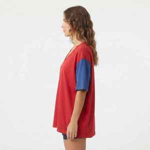 Camiseta Oversize de Mujer con Bloques de Color Rojo y Azul, Manga Raglán, Cuello Redondo, Ajuste Holgado, 100% Algodón Tejido, Manga Corta - Product Image 5