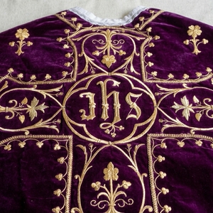 Fournisseur de vêtements liturgiques personnalisables : Chasuble ornée en velours violet avec broderie en fil d'or épais pour l'église - Product Image 6