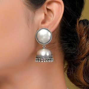 Pendientes de Moda Tribal Meera Jaipur Kaali Estilo Jhumki para un Look Único - Product Image 1