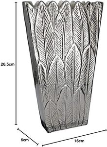 Ensemble de vases en métal au design raffiné et contemporain, motif plume, fait main, décoration de table, finition dorée, hauteur 34 cm et 28 cm - Product Image 4