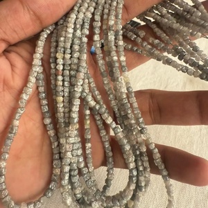 Perles en forme de cubes de diamant gris de qualité AAA, 4-5 mm, pierres précieuses naturelles pour la fabrication de bijoux à prix de gros - Product Image 1