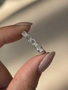 Bague de mariage en diamant de laboratoire émeraude East West, bague d'éternité à taille émeraude, demi-bague d'éternité en or 14 carats avec émeraude - Product Image 3