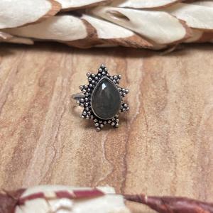 Anillo Boho de Labradorita, Anillo de Dedo de Latón para Mujer, Acabado en Plata Oxidada, Joyería Tribal [Venta al por Mayor/OEM/ODM] - Product Image 1