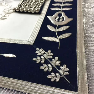 Tablier maçonnique personnalisé de luxe avec broderie machine – Équipement de maçon maître de haute qualité - Product Image 3