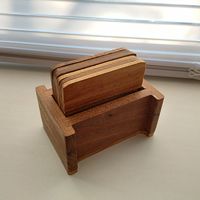 Ensemble de sous-verres classiques en bois massif à finition naturelle avec surface polie lisse, résistants à la chaleur et durables