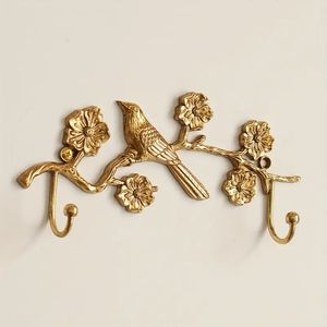 Porte-manteau mural décoratif en métal doré fait main, motif oiseau sur branche, résistant à la rouille, style oriental - Product Image 1