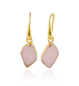 Boucles d'oreilles pendantes pour femmes, forme libre, pierre de calcédoine rose, plaqué or 18 carats, vente en gros - Product Image 1