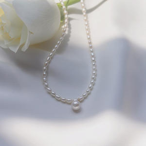 สร้อยคอมุกน้ำจืดขนาด 3-5 มม. พร้อมจี้เดี่ยว ดีไซน์เฉพาะตัว สายคล้องคออเนกประสงค์ ให้ความรู้สึกหรูหรา - Product Image 4