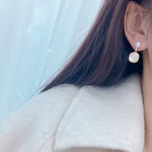 ต่างหูมุกน้ำจืดสไตล์ฝรั่งเศสย้อนยุค ดีไซน์สวยหรู ใช้งานได้หลากหลาย แฟชั่นใหม่สำหรับผู้หญิง - Product Image 4